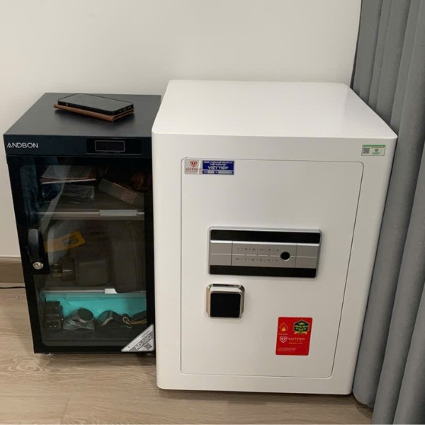 Hình ảnh thực tế lắp đặt két sắt Việt Tiệp KW63SCF vân tay tại nhà khách hàng