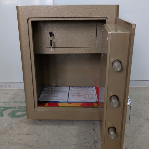 Nội thất Két sắt Việt Nhật VN-50AD khóa cơ đổi mã màu vàng đồng bản lề chìm