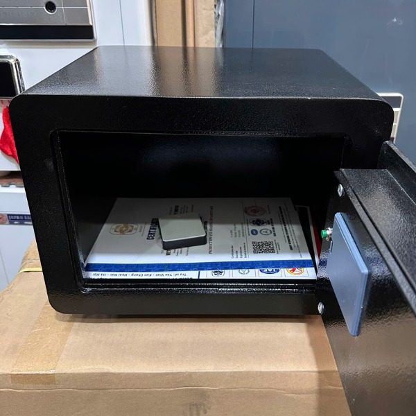 Két sắt Việt Tiệp VT28 màu đen có nội thất vừa A4