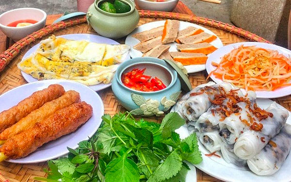 Bún chả, bánh cuốn nóng