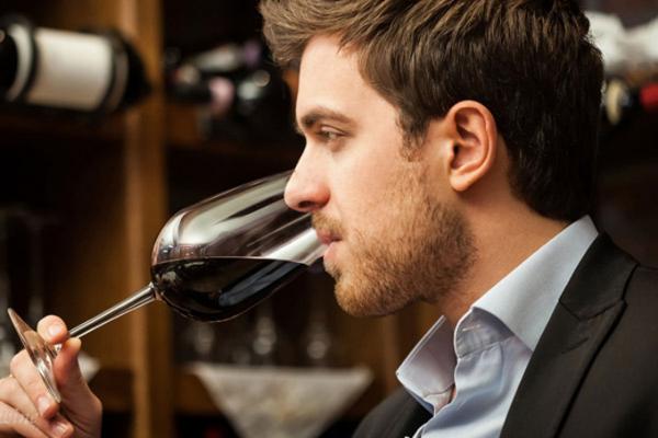 cầm ly rượu vang ở chân ly