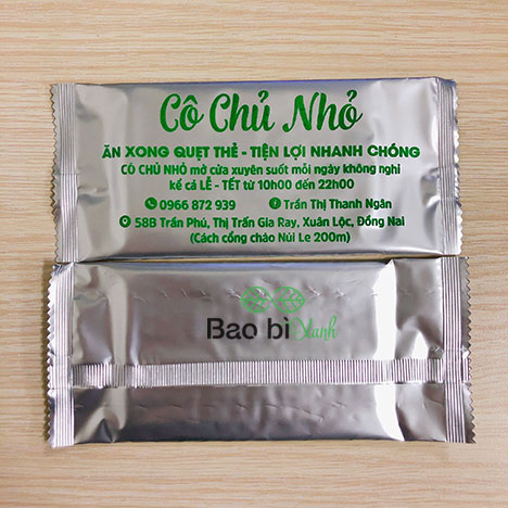 dùng khăn ướt cho ly thủy tinh