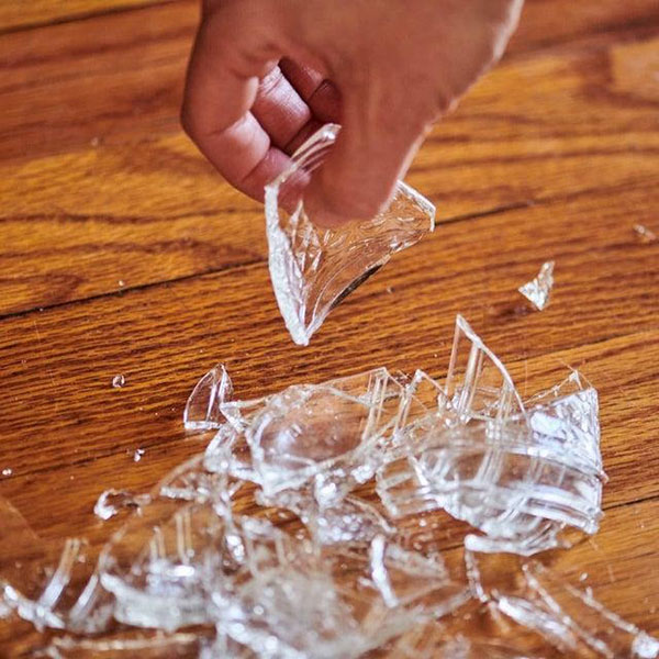 ly thuỷ tinh dễ vỡ khi rơi từ trên cao xuống