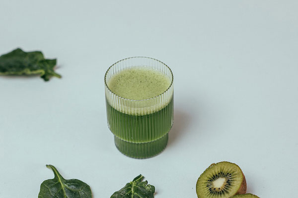 Nước ép xoài và cải bó xôi