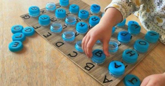 tái chế chai nhựa thành bảng chữ cái