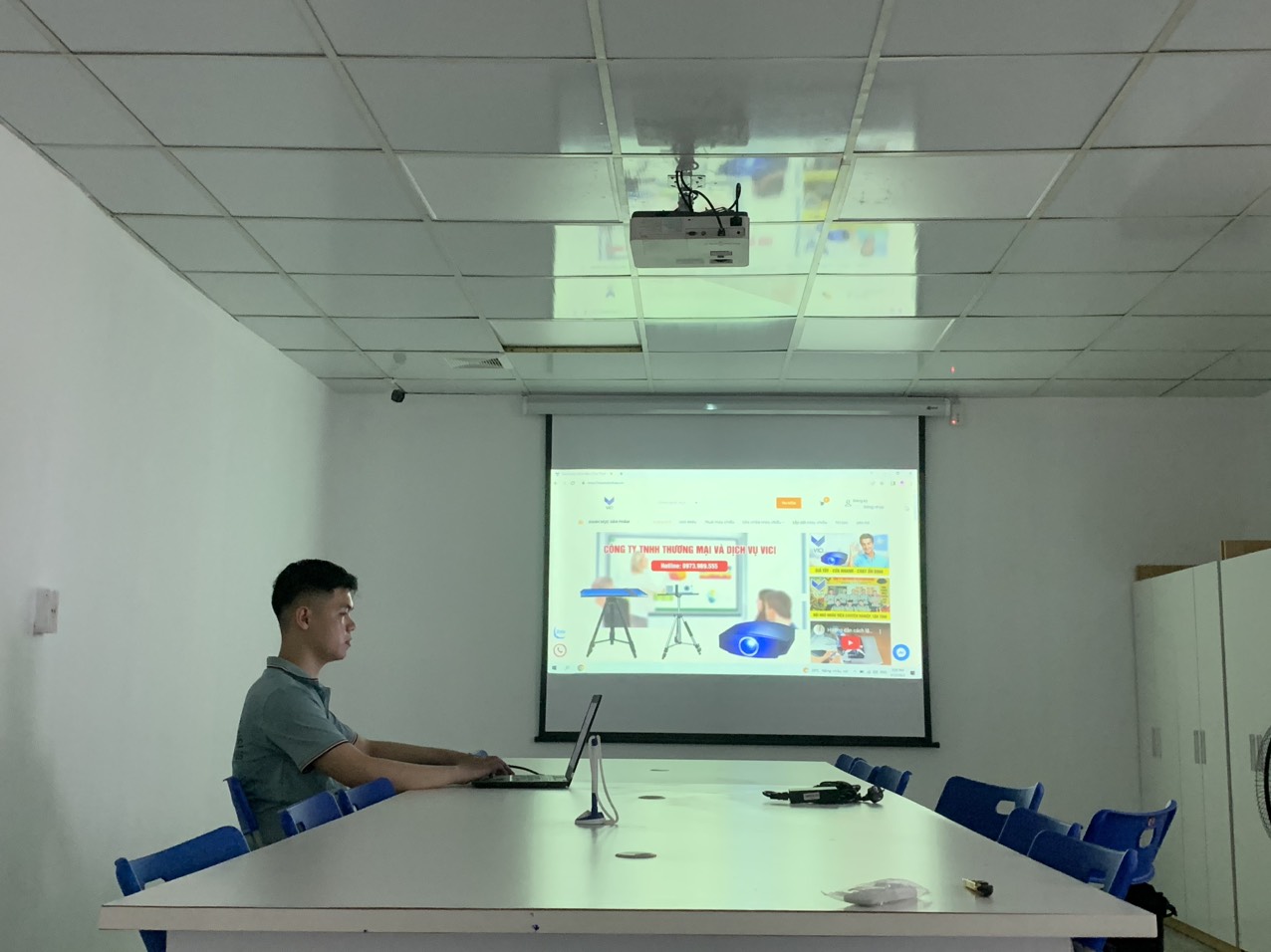 Lắp đặt máy chiếu văn phòng