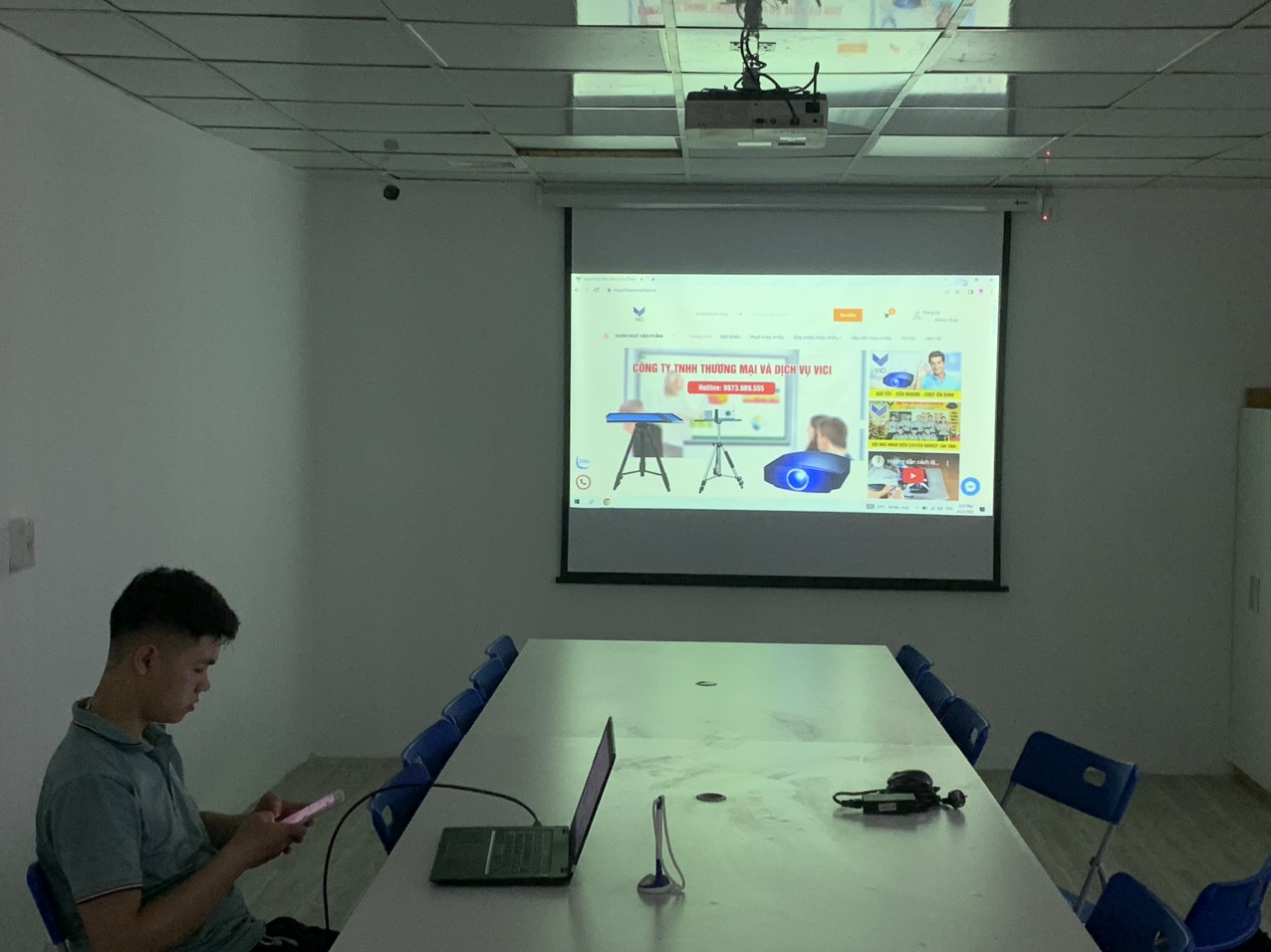 Máy chiếu cũ phòng họp