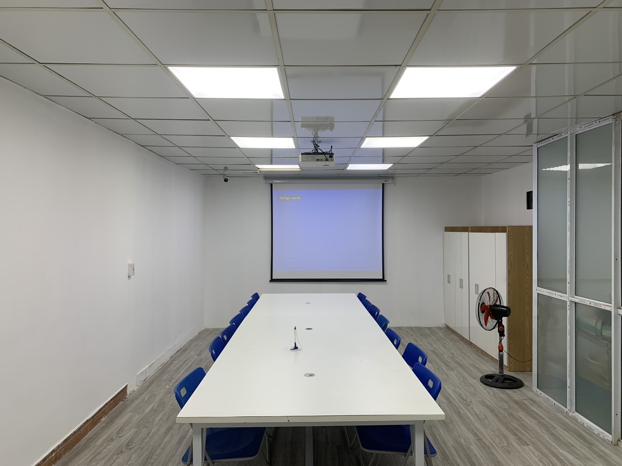 Lắp đặt máy chiếu cũ phòng họp