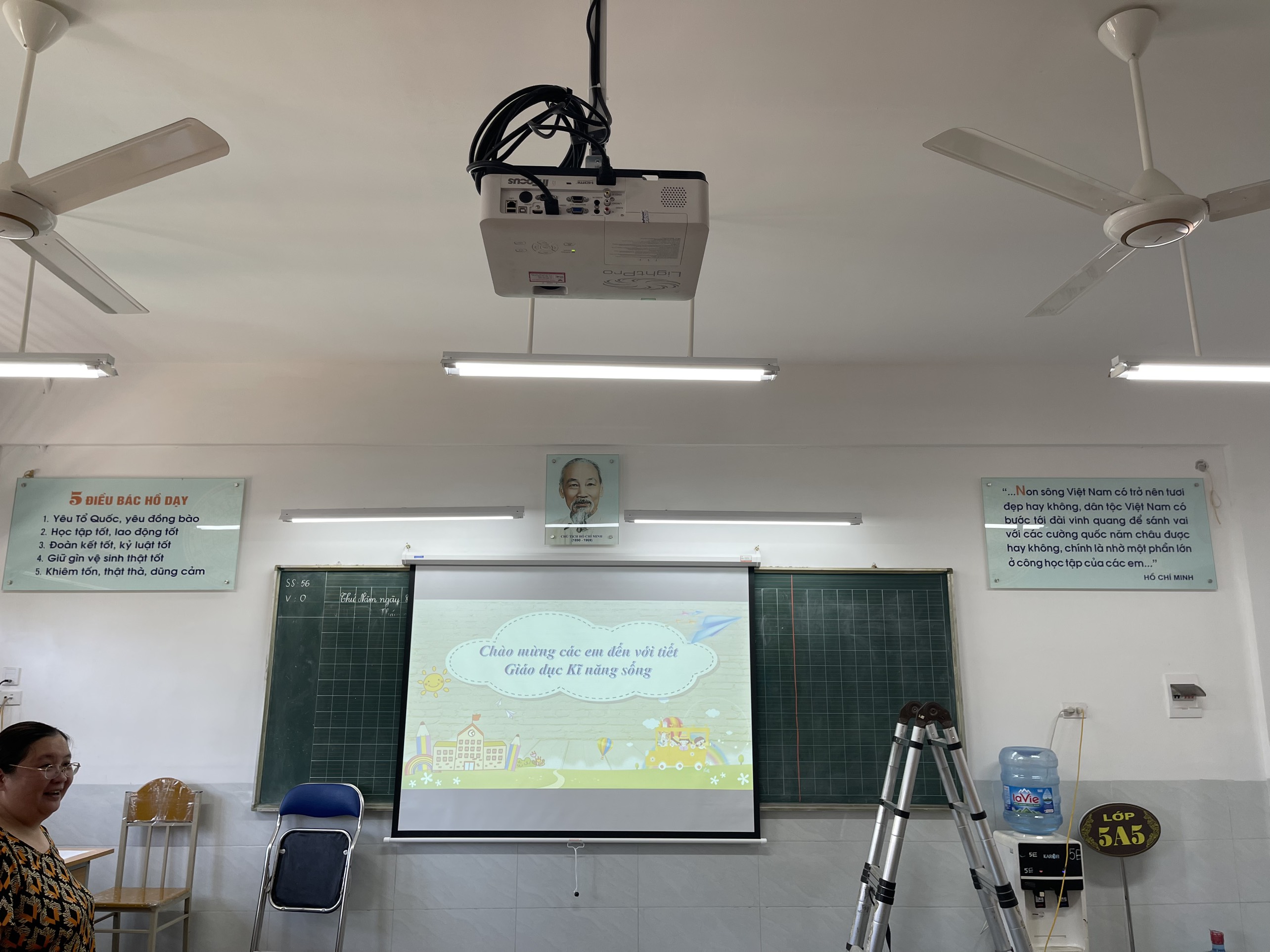 Máy chiếu lớp học