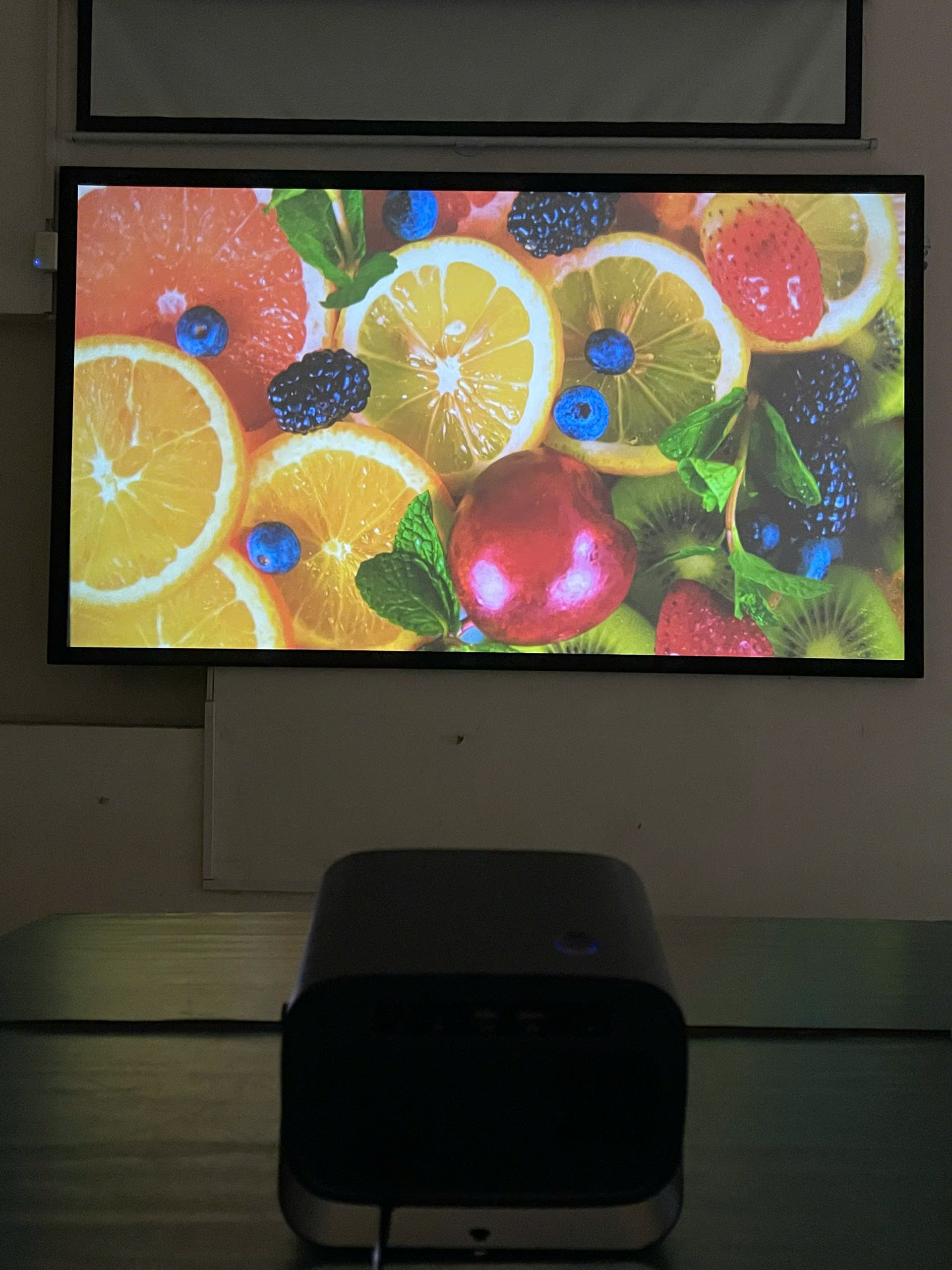 Máy chiếu A10 Plus hiển thị màu sắc tươi sáng