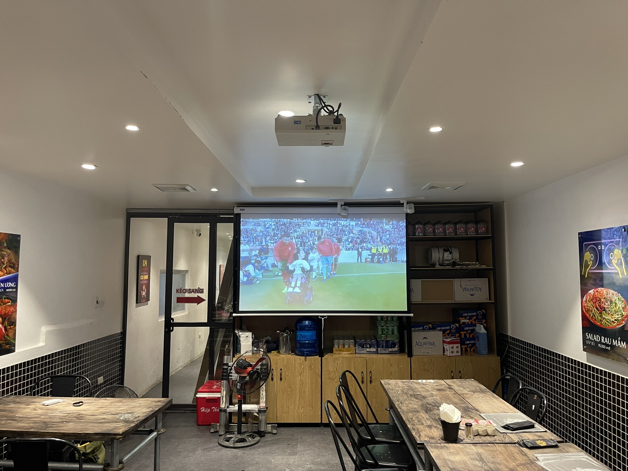 Lắp đặt máy chiếu màn chiếu quán ăn