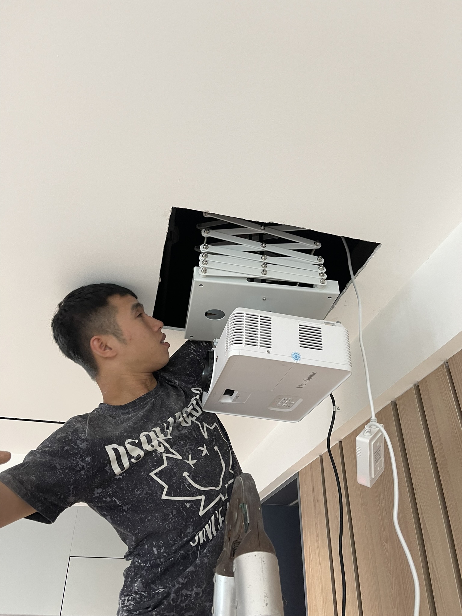 Lắp đặt máy chiếu âm trần