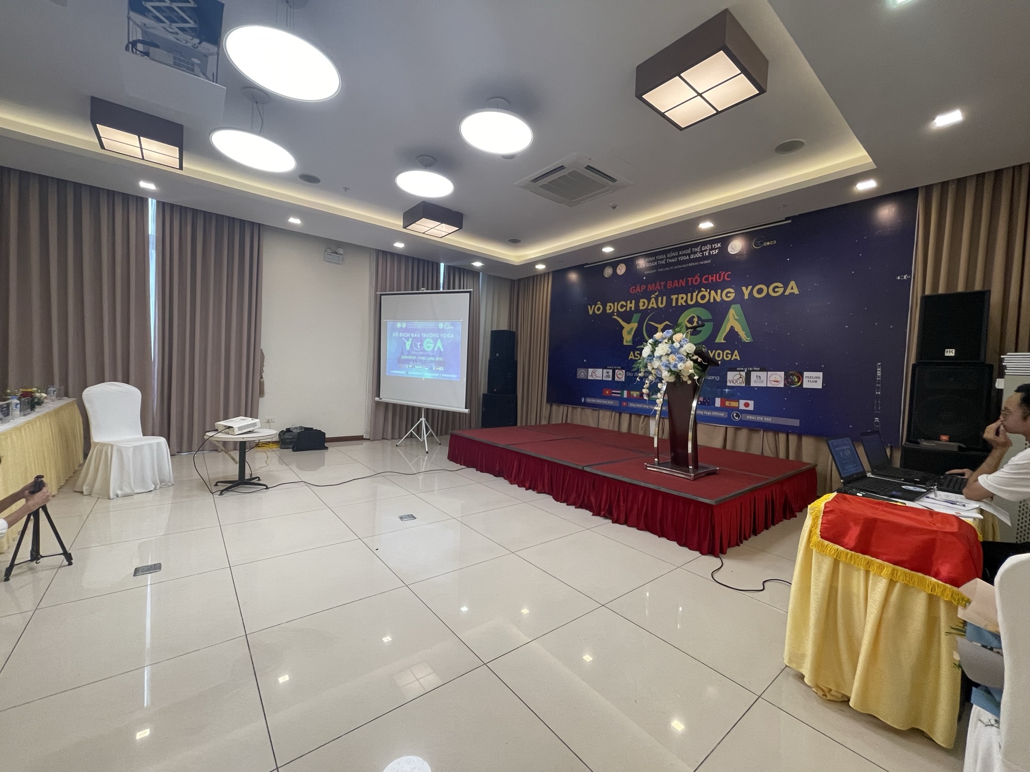 Máy chiếu tại sự kiện câu lạc bộ yoga