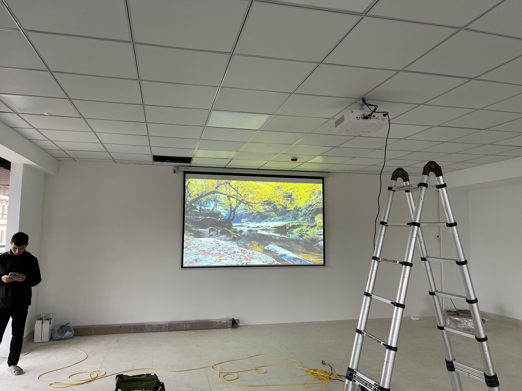 Lắp đặt máy chiếu phim tại phòng sinh hoạt chung