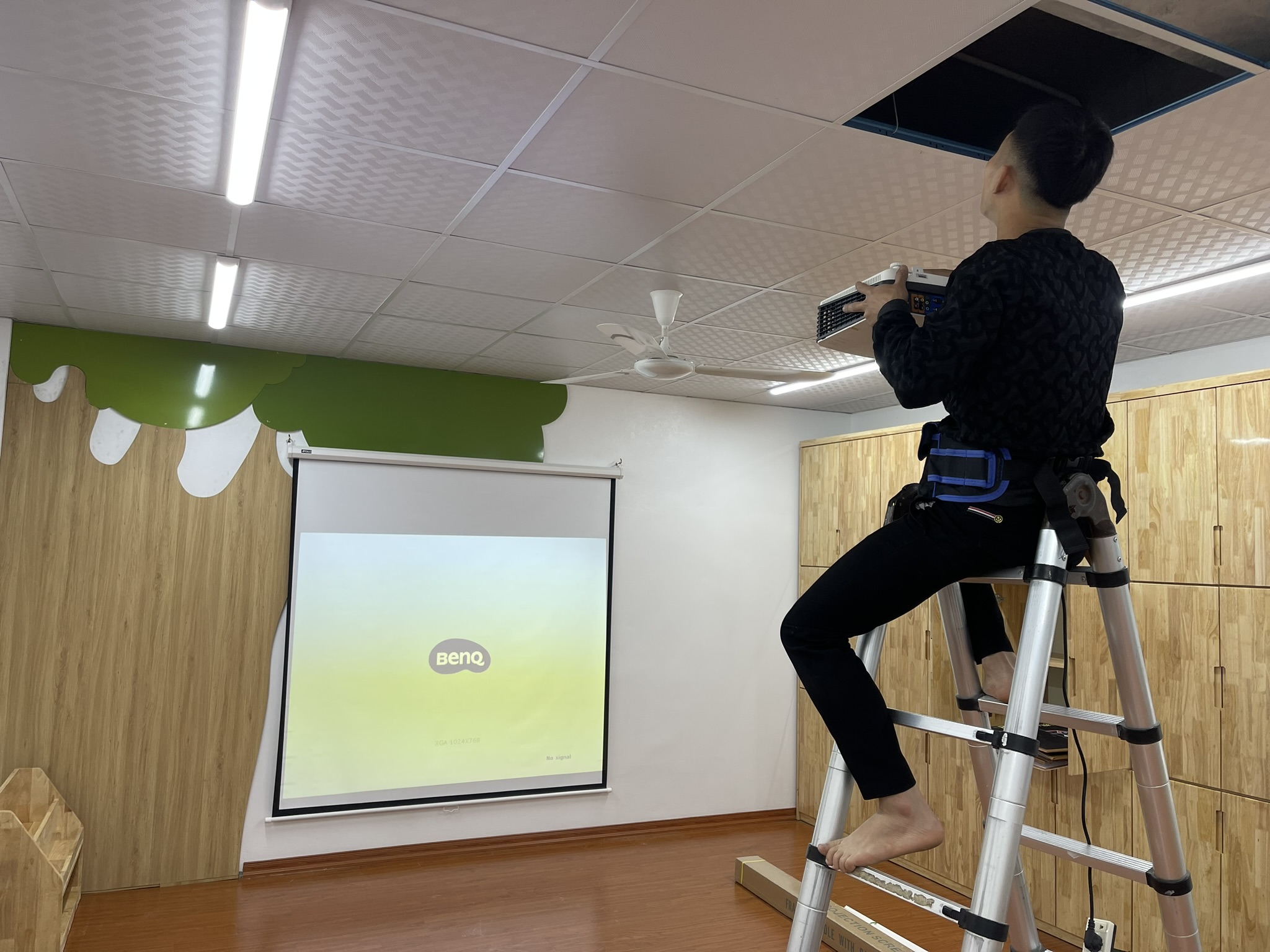 Lắp đặt máy chiếu lớp học