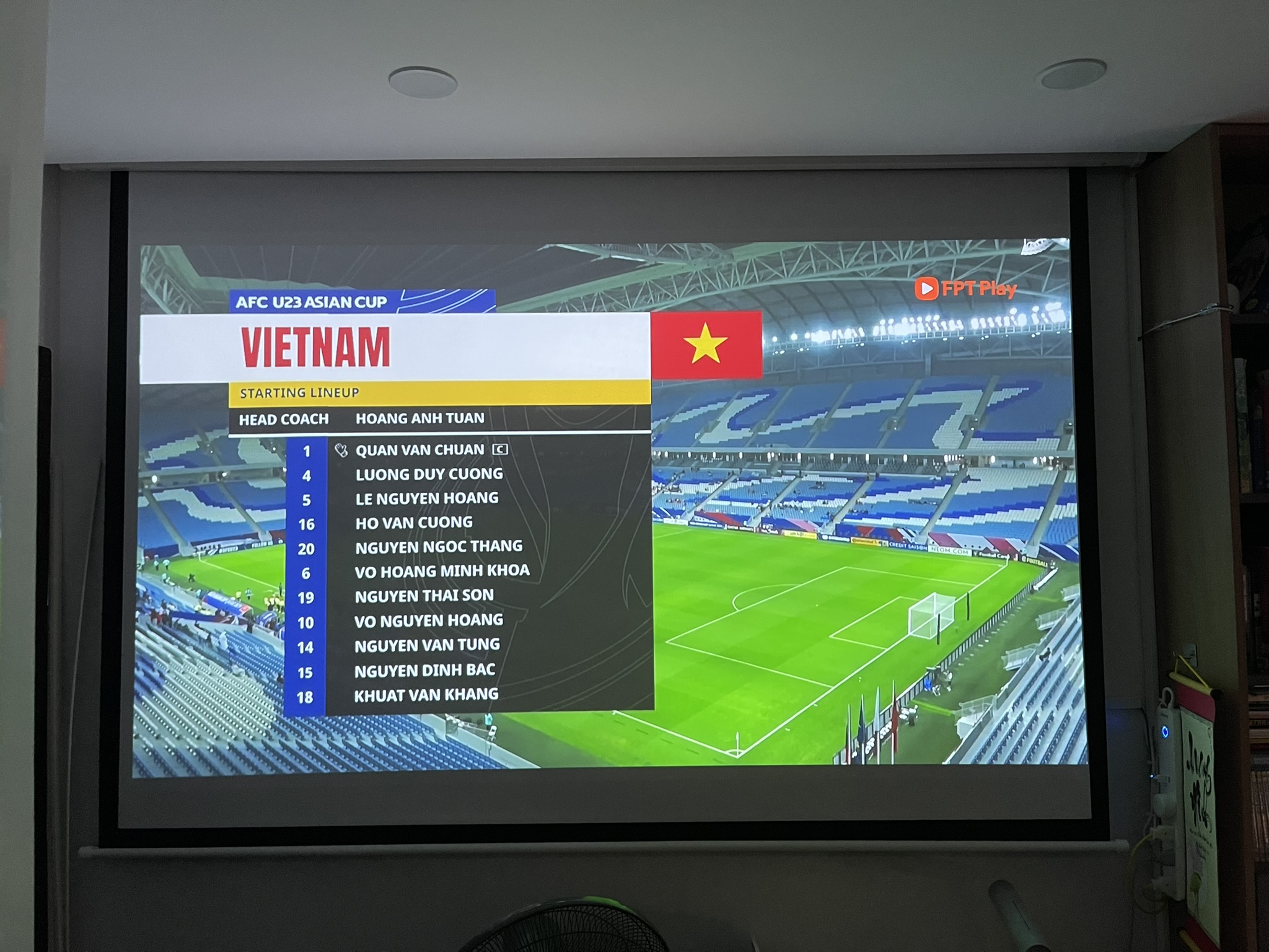 Máy chiếu xem bóng đá