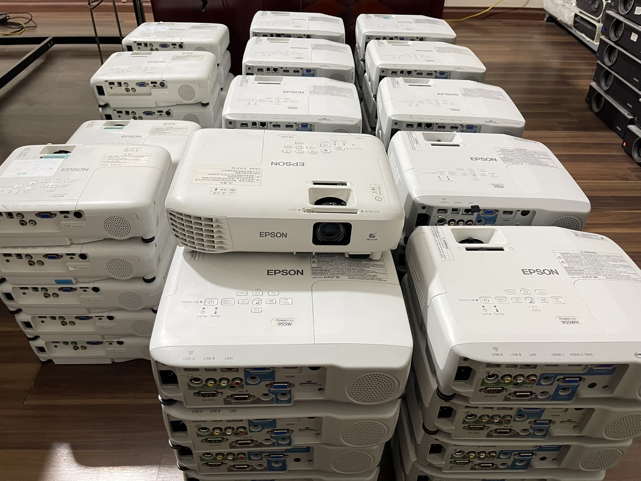 Máy chiếu cũ chất lượng cao tại Vici