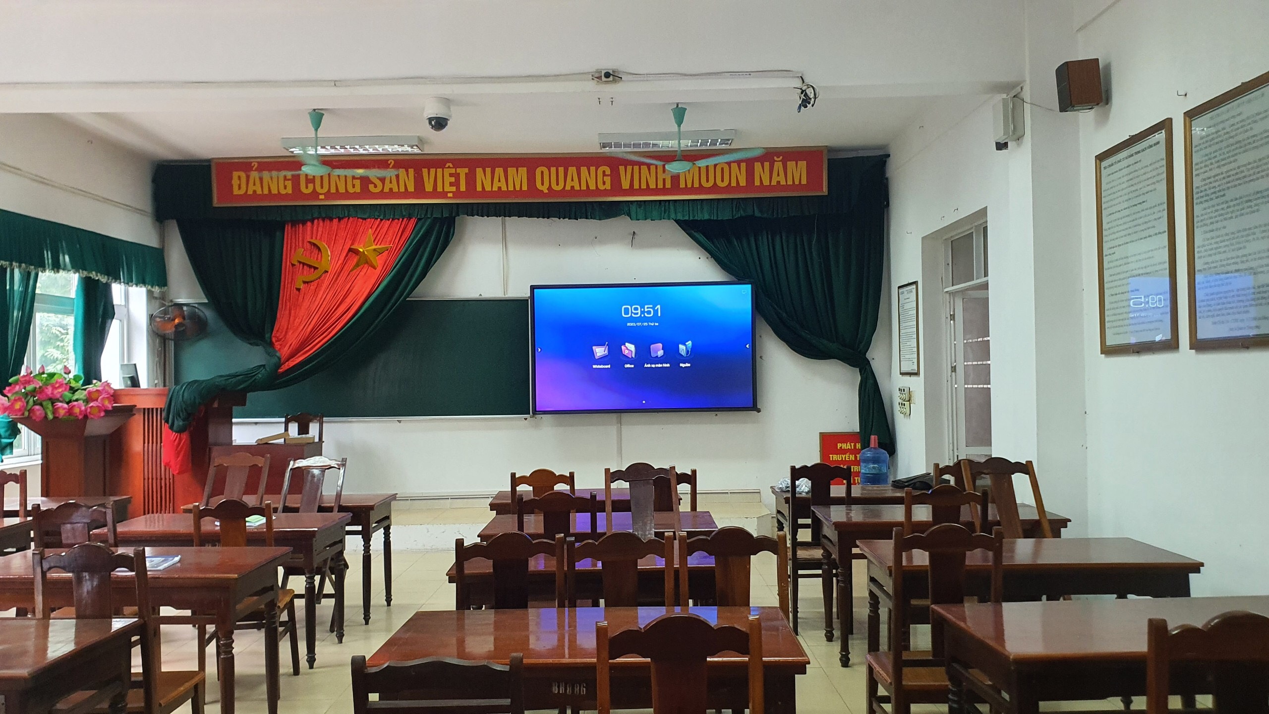 Màn hình tương tác dùng trong phòng họp