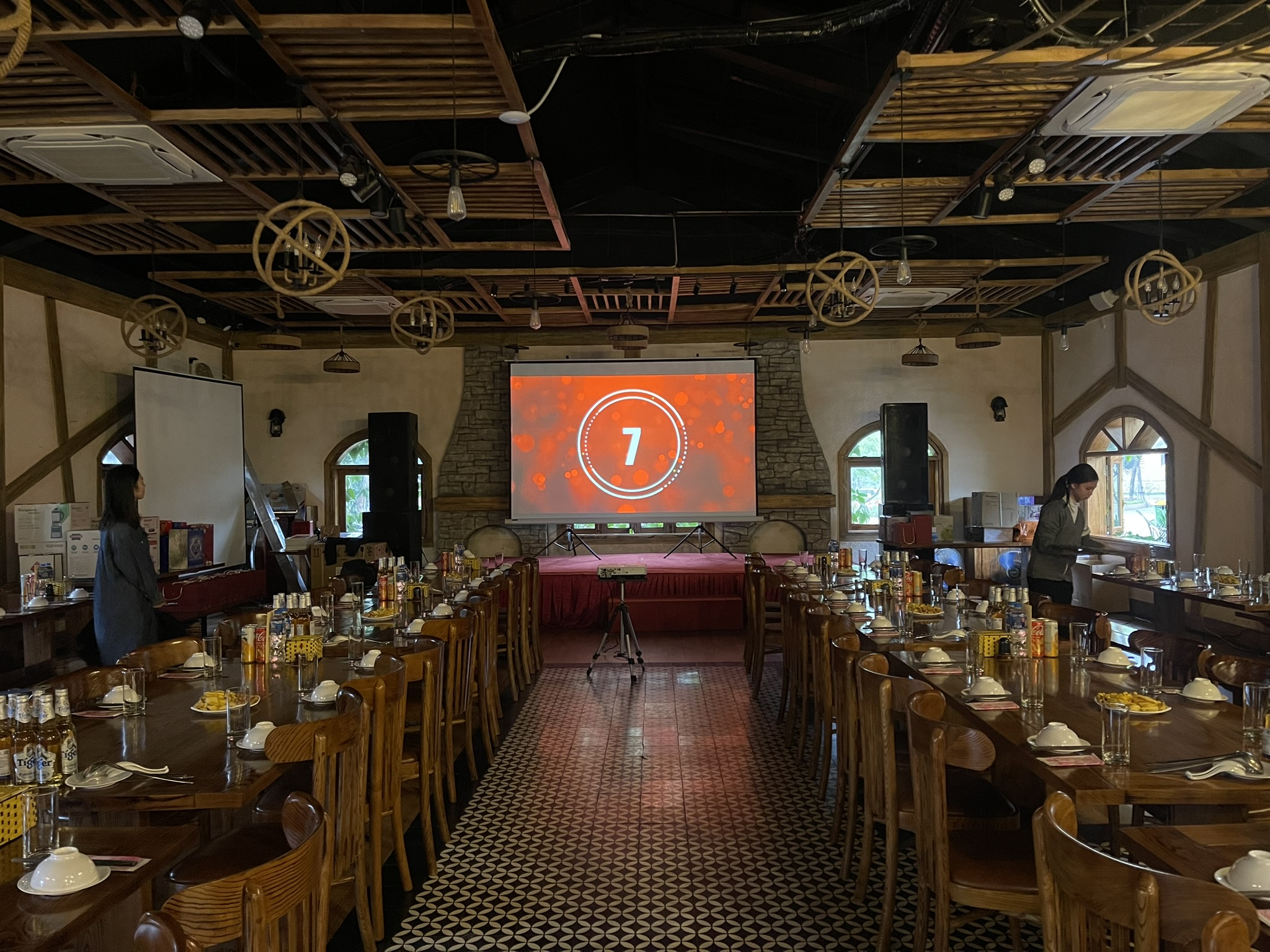 Cho thuê máy chiếu nhà hàng, sự kiện