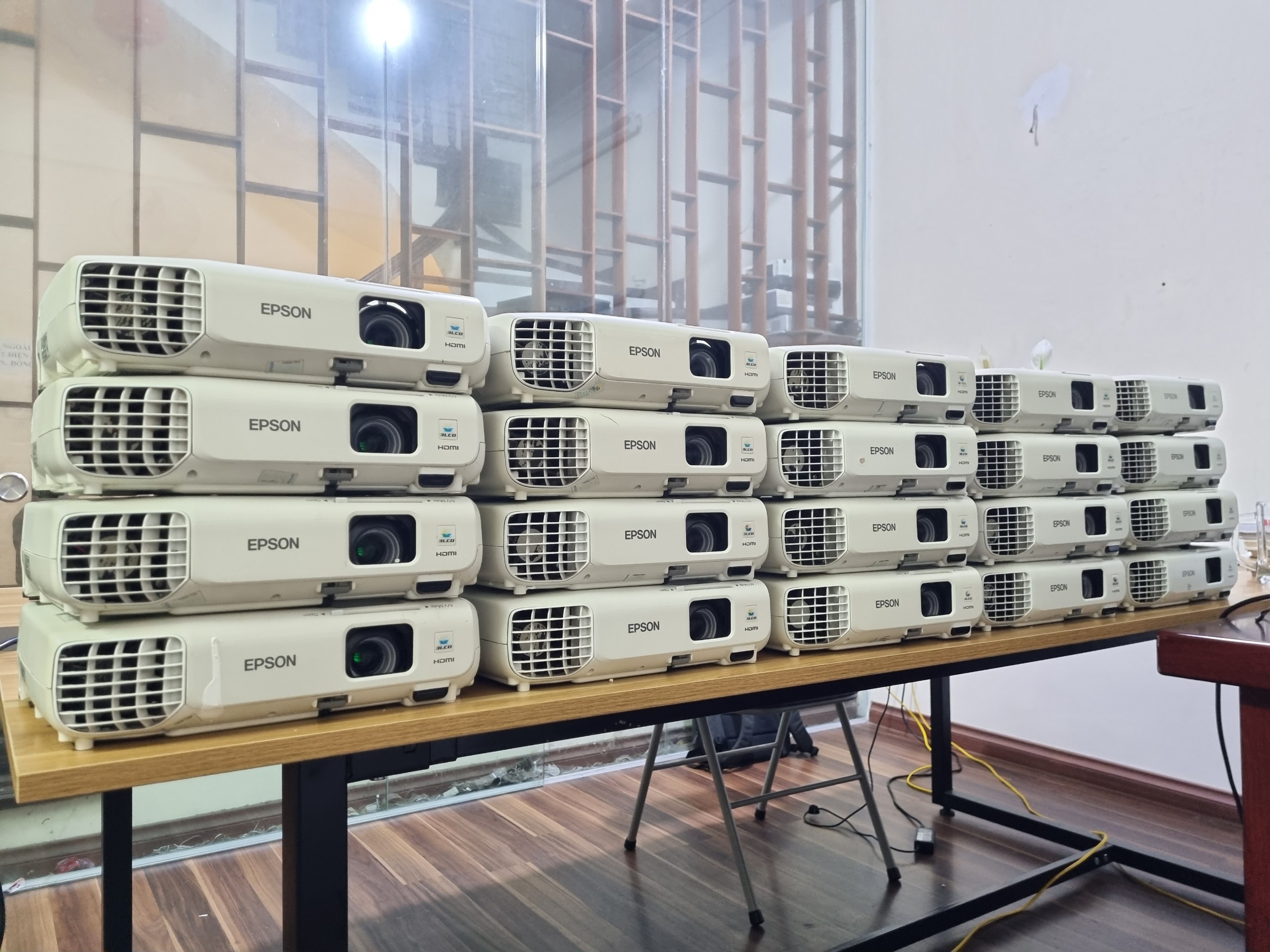 Máy chiếu cũ giá rẻ tại Vici