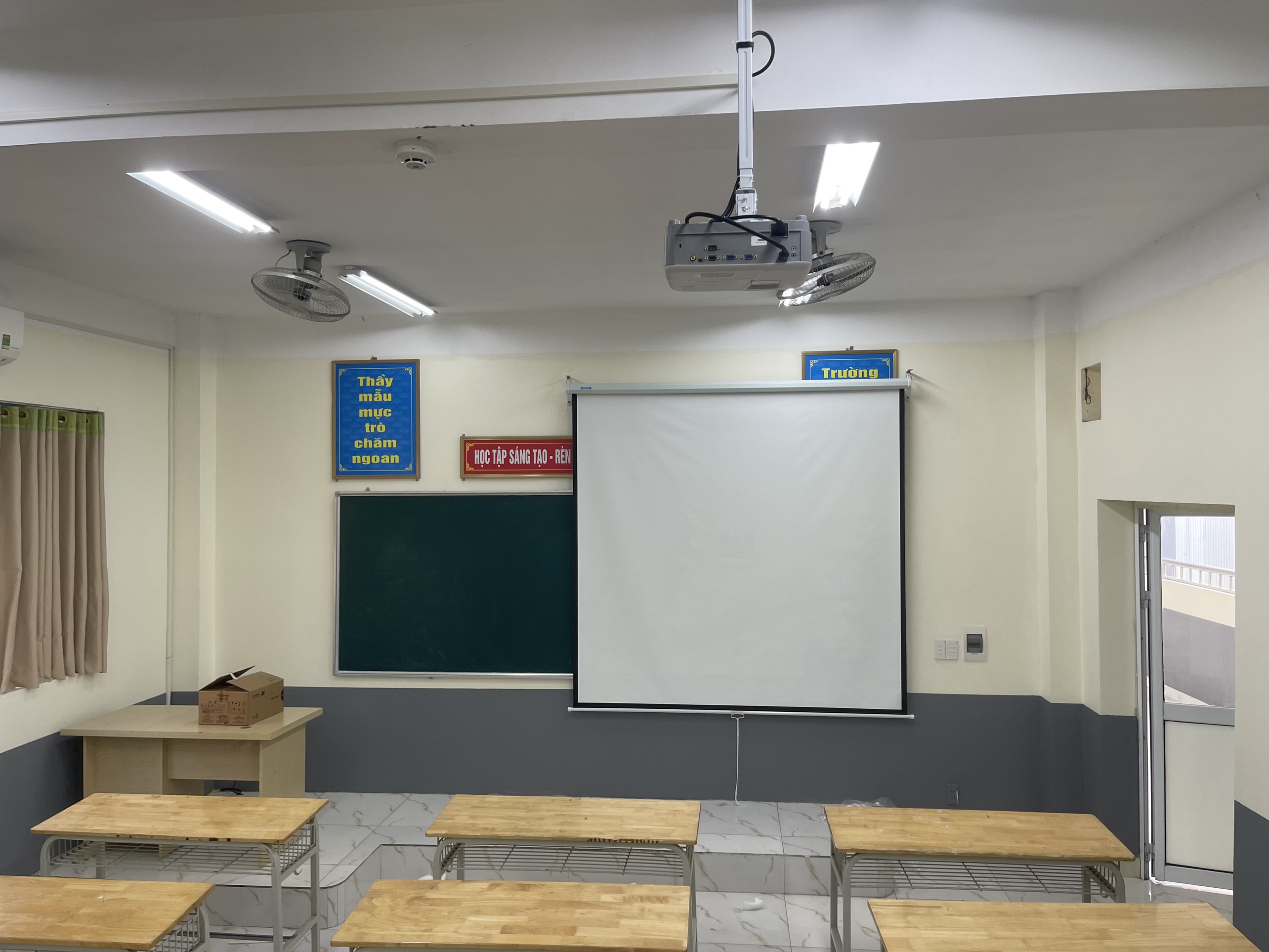 Lắp đặt máy chiếu trường học