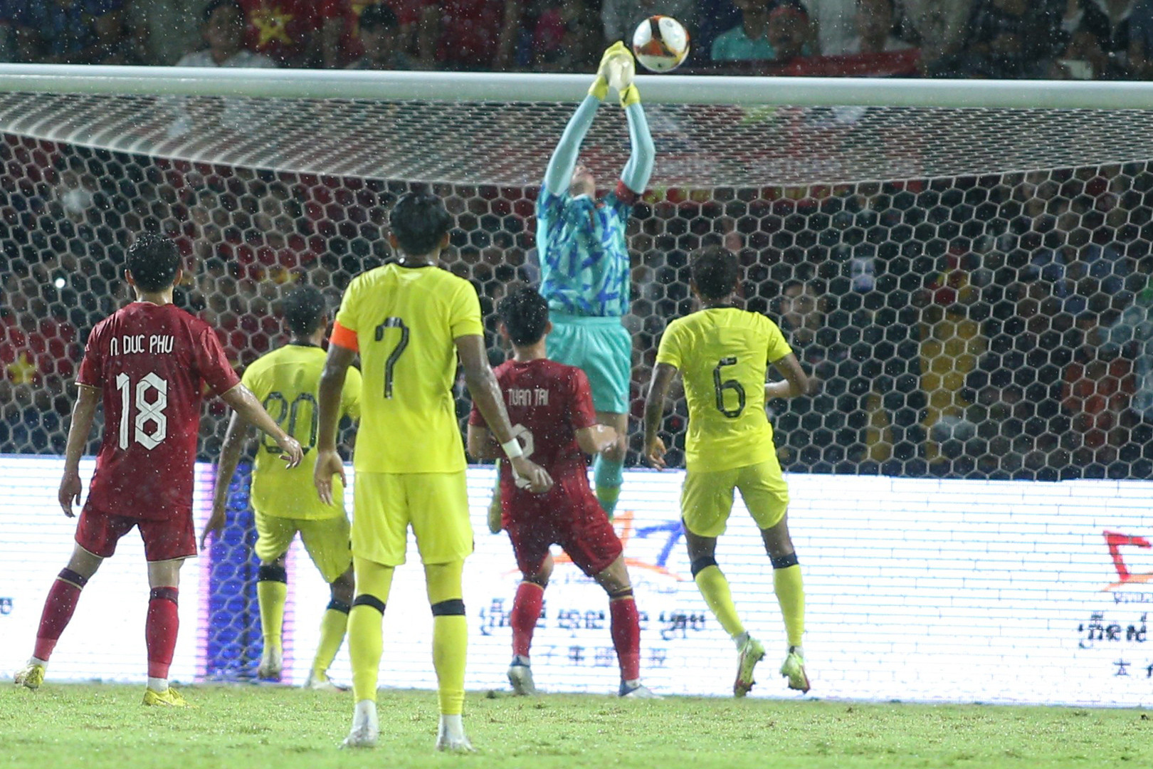 Trời mưa khiến bóng trơn và Quan Văn Chuẩn không thể bắt dính bóng