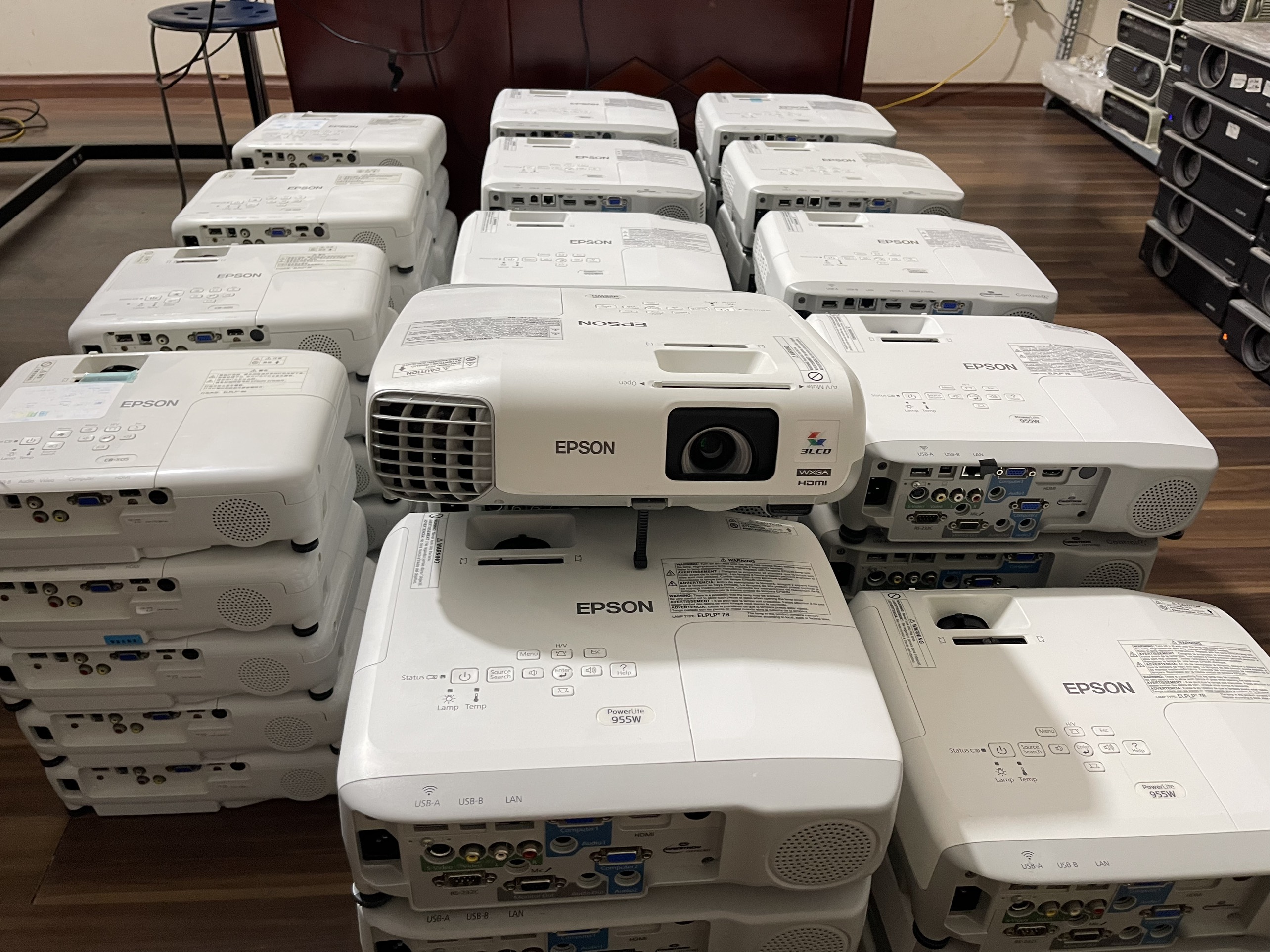 Máy chiếu Epson 955W tại máy chiếu Vici