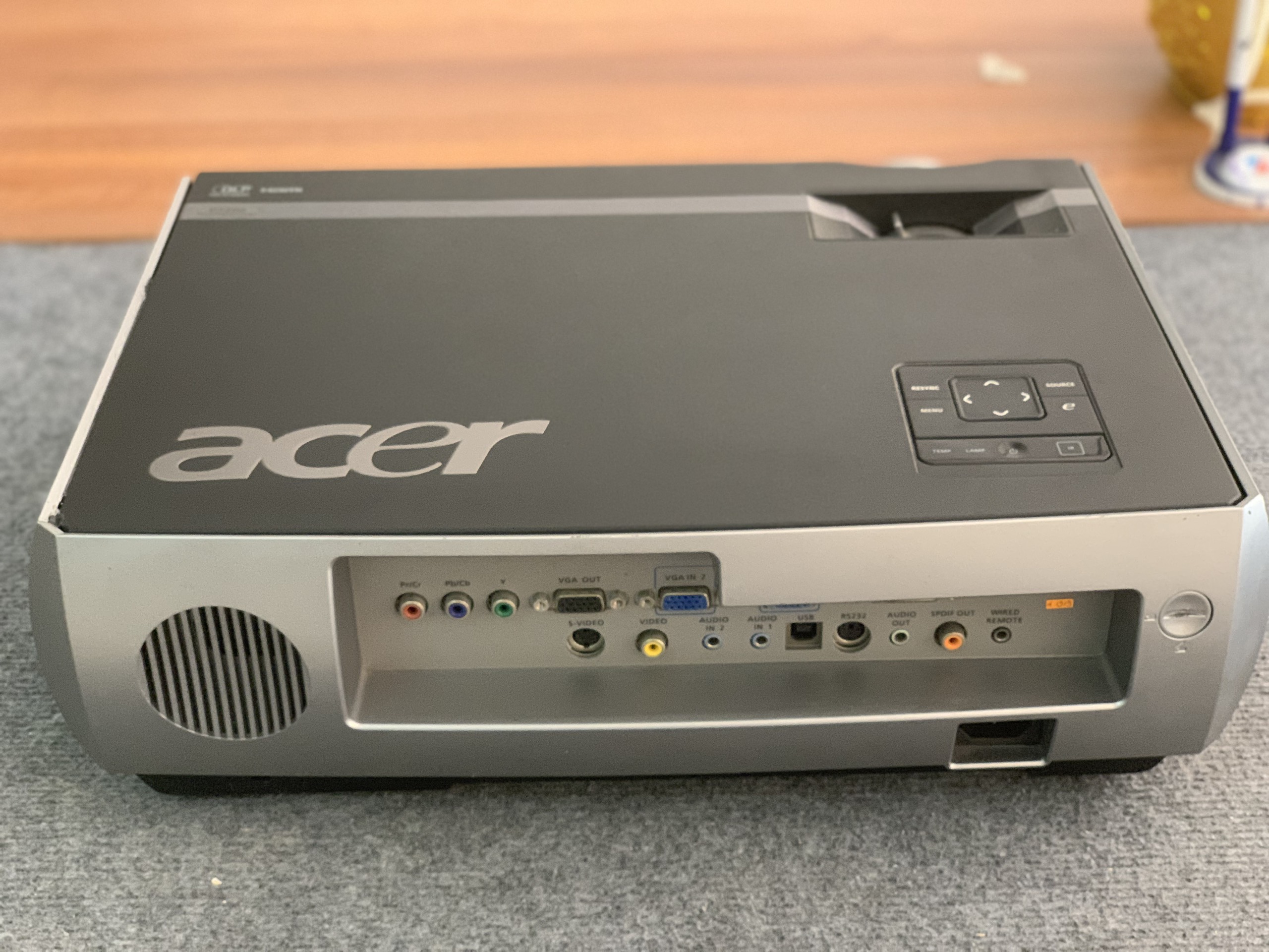 Cổng kết nỗi máy chiếu cũ