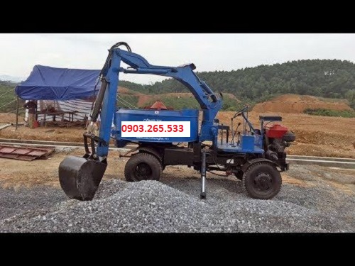 Xe trộn bê tông tự hành tự cấp liệu