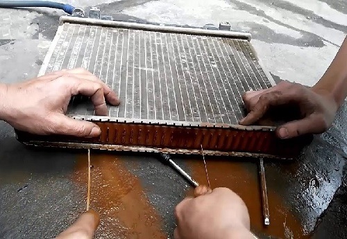 Chúng ta nên sục rửa két nước để két nước có thể hoạt động tốt