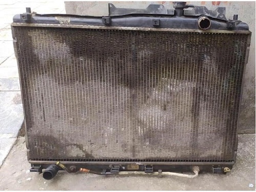 Két nước bị tắc nghẽn do han gỉ, cặn bẩn