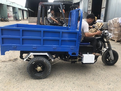 Lái xe ba gác chở hàng