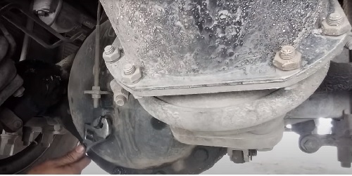 Tiến hành thay nhớt cầu xe ba gác