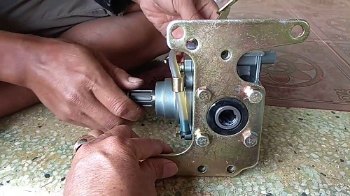 Vệ sinh, làm sạch hộp số thường xuyên