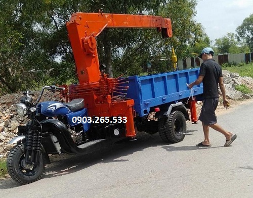 Xe ba bánh chạy xăng có gắn cẩu