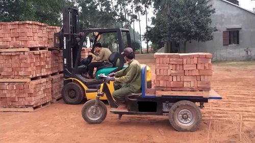 Xe ba gác loại nhỏ chở gạch