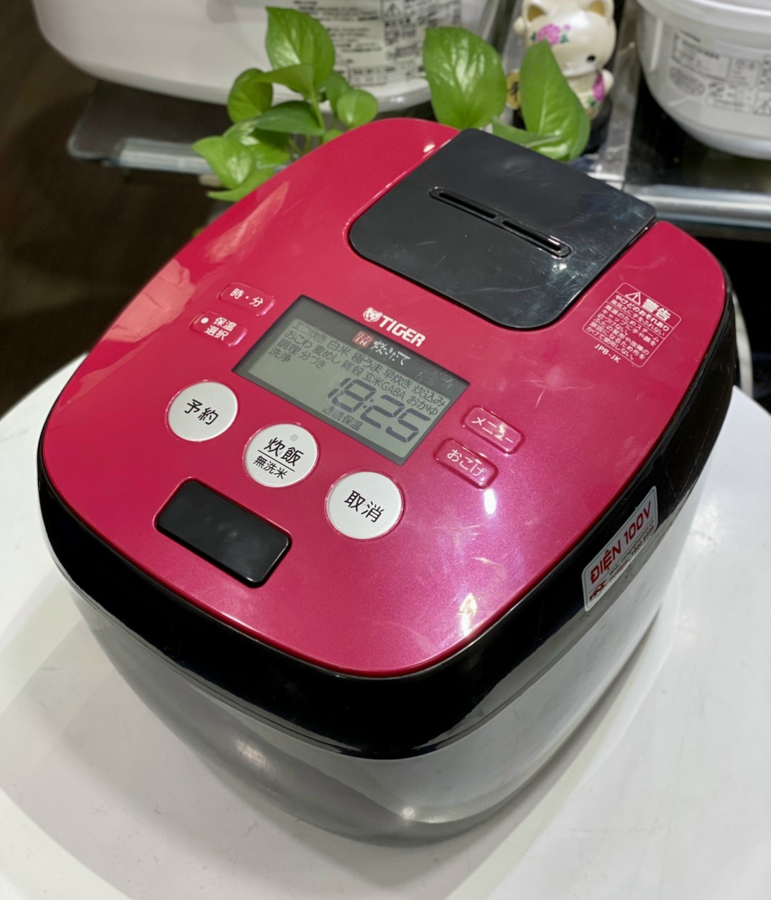 Nồi cơm điện cao tầng áp suất 2 bi Tiger JPB-18JK