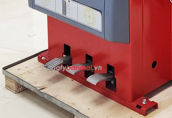 bộ phận chân đạp máy ra vào lốp bị sự cố