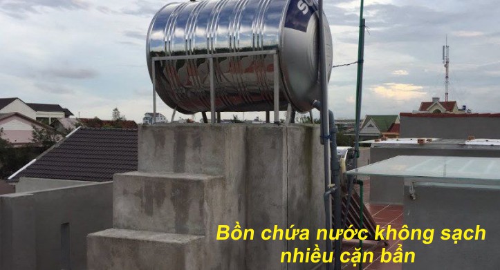 bồn chưa nước có nhiều cặn bẩn