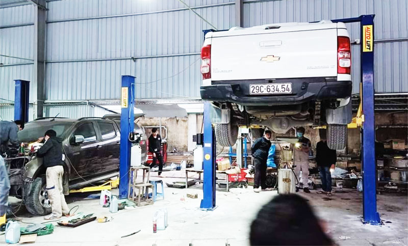 Hình ảnh cầu nâng ô tô 2 trụ giằng trên AT-400L