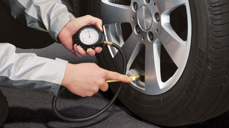 kiểm tra áp suất lốp thường xuyên