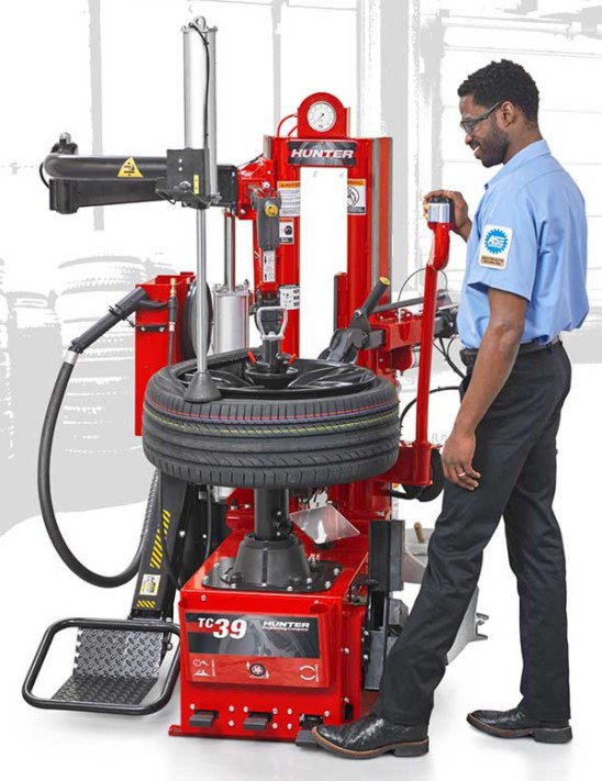 Lợi ích của việc lắp đặt máy ra vào lốp tại gara