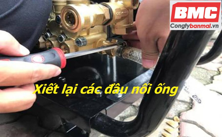 xiết lại các đầu nối ống