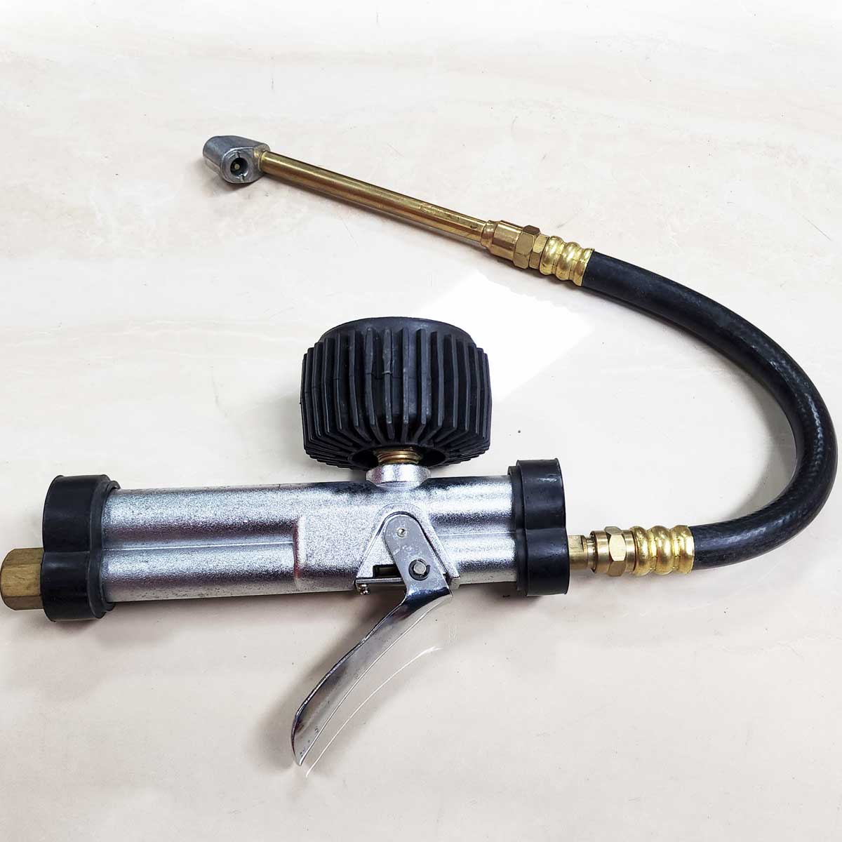 Hình ảnh đồng hồ đo áp suất và bơm lốp Action 309