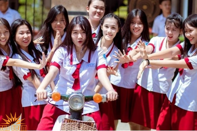 Áo đồng phục sơ mi lớp 8 tạo môi trường học tập và vui chơi thân thiện