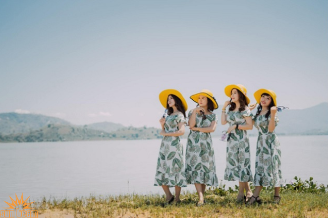váy đồng phục đi biển