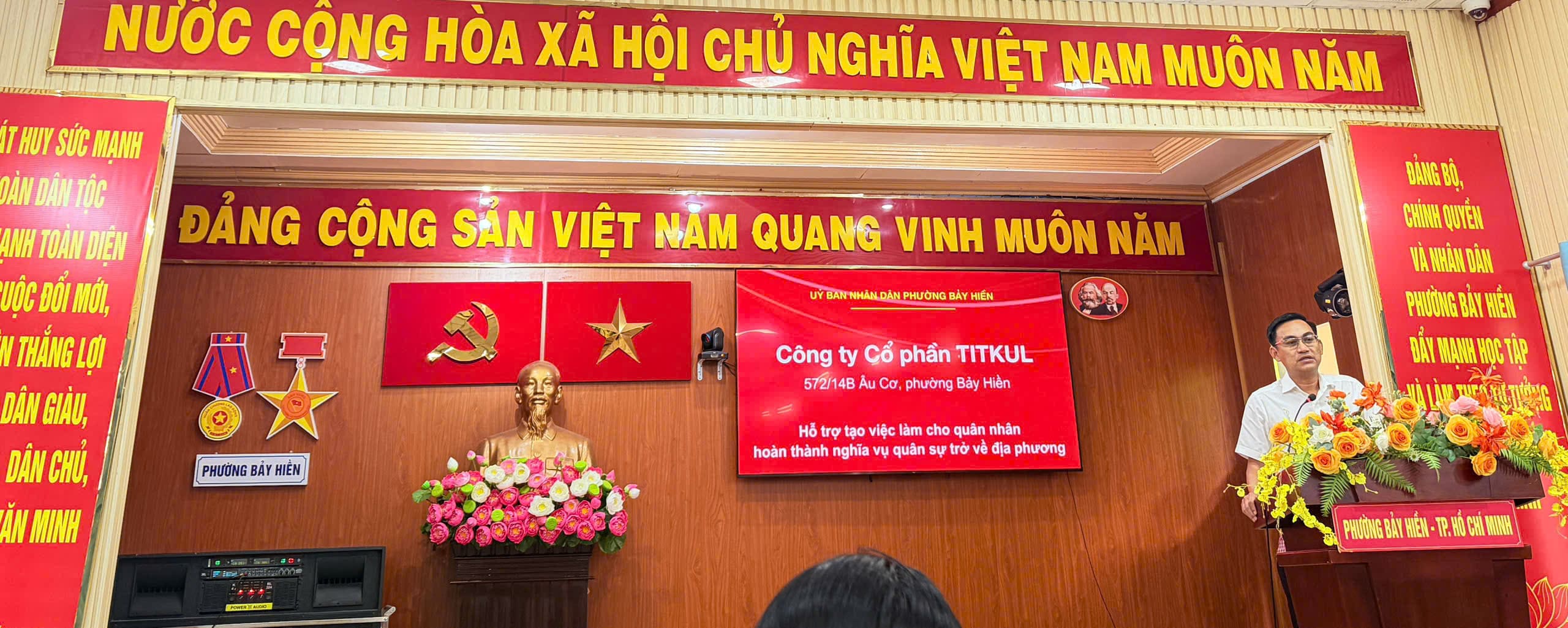 truong vui trao tang 49 balo cho quan nhan xuat ngu