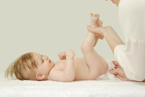 Cha mẹ có nên đánh thức trẻ đang ngủ để thay tã?