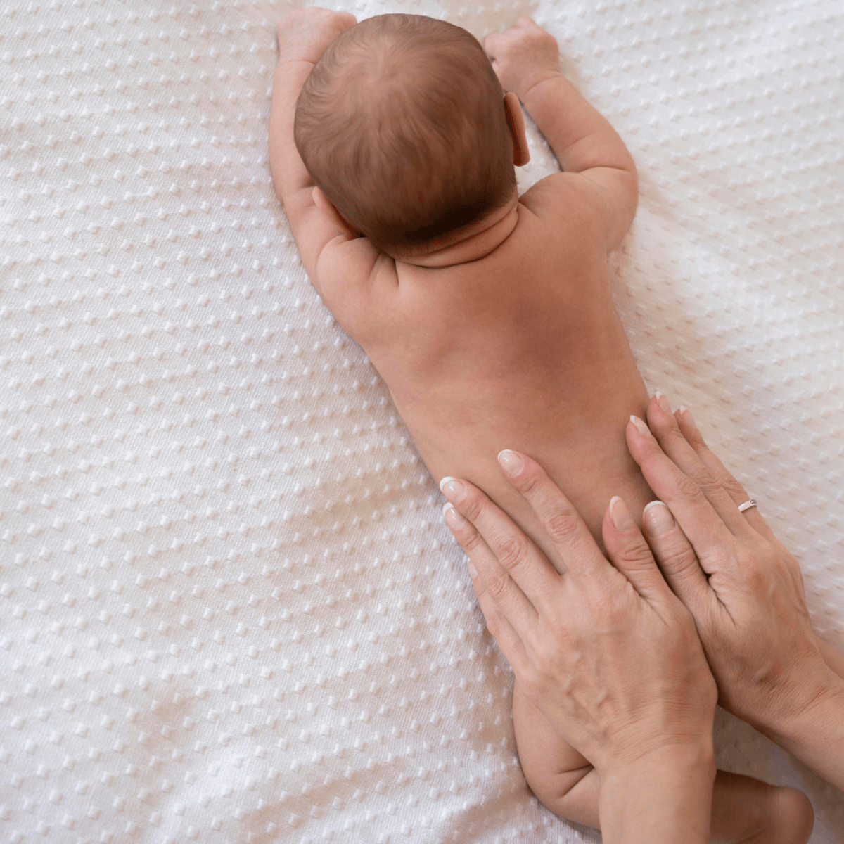Chăm sóc bé da chàm hiệu quả bằng dầu massage ngừa chàm