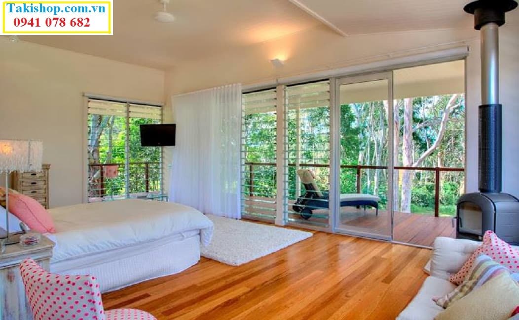 Cửa chớp lật kính lắp đặt cho phòng ngủ